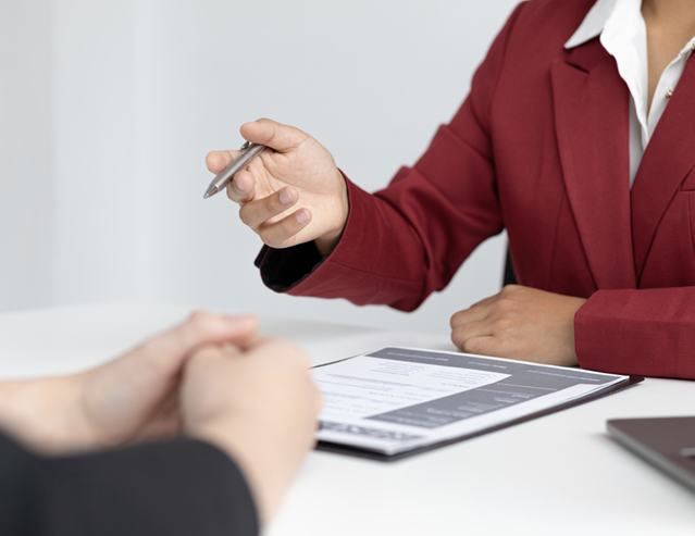 Una persona con una laptop Descripción generada automáticamente con confianza media