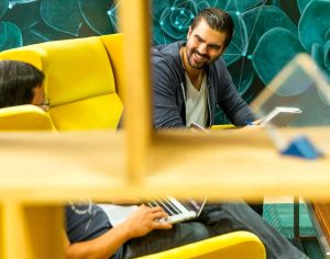 la-importancia-del-entorno-y-las-relaciones-en-la-motivacion-implicaciones-para-individuos-empresas-y-familias