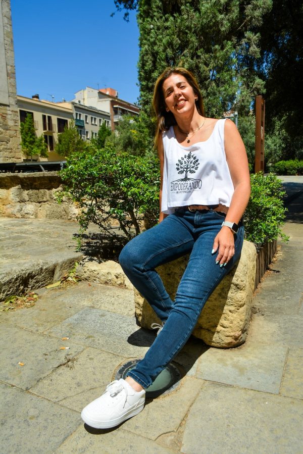 camiseta empoderando logo central tirantes